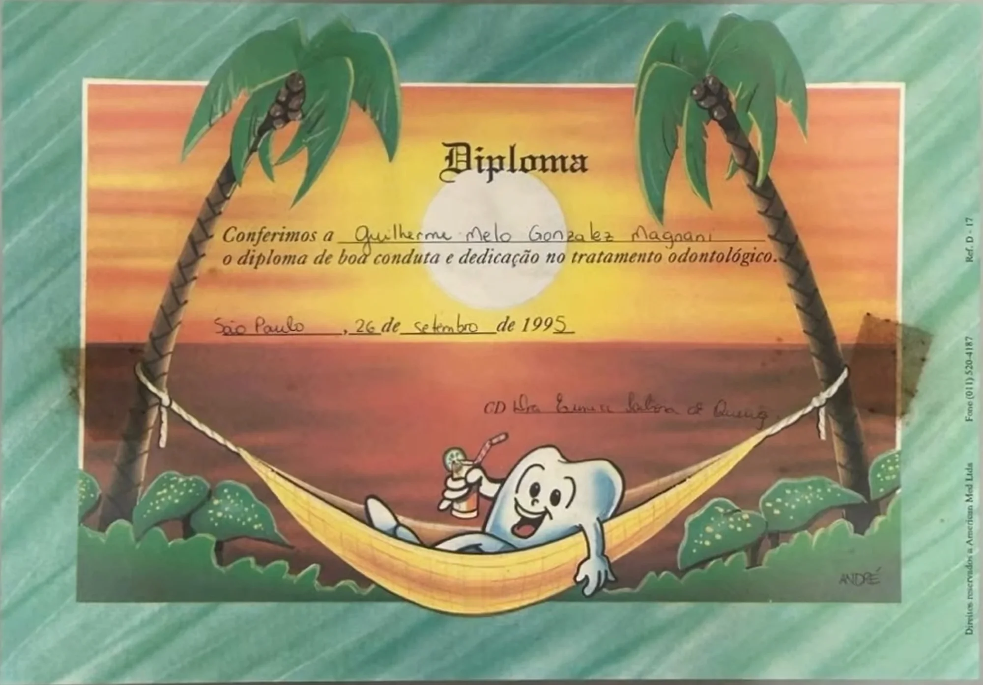 Diploma colorido de 1995, preenchido à mão em nome de Guilherme Melo Gonzalez Magnani, “de boa conduta e dedicação no tratamento odontológico”. No desenho, um pôr do sol laranja sobre o mar, dois coqueiros e um dente deitado numa rede.